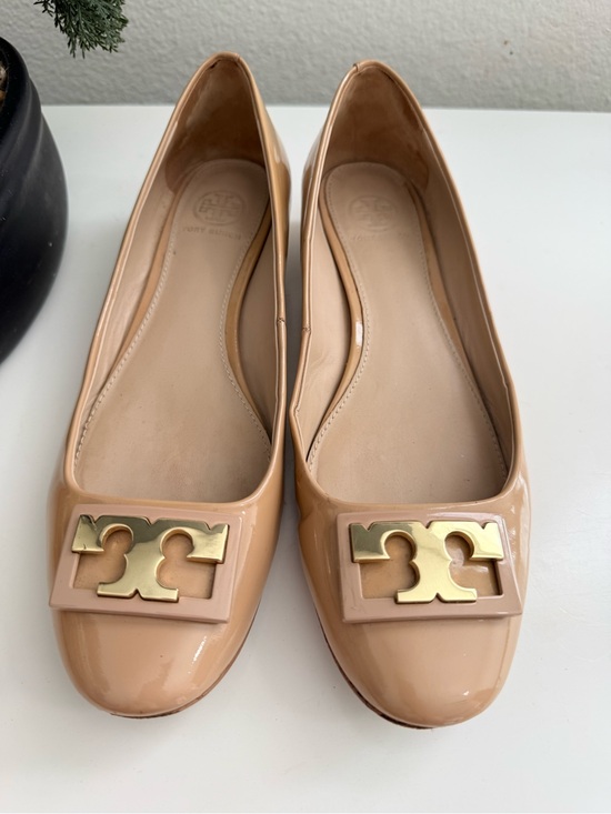 Tory Burch Shoes - Tory Burch Gigi pump  2.5mm size 8.5 Beige Patent Leather Logo